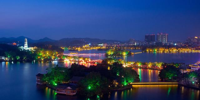 中国最有“城市归属感”的二线城市 有“半城山色半城湖”之美誉