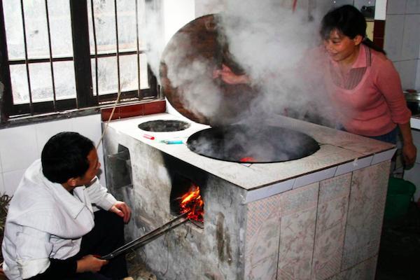 农村土灶的讲究，老话常说“起新灶，买新锅，鱼肉来开荤”