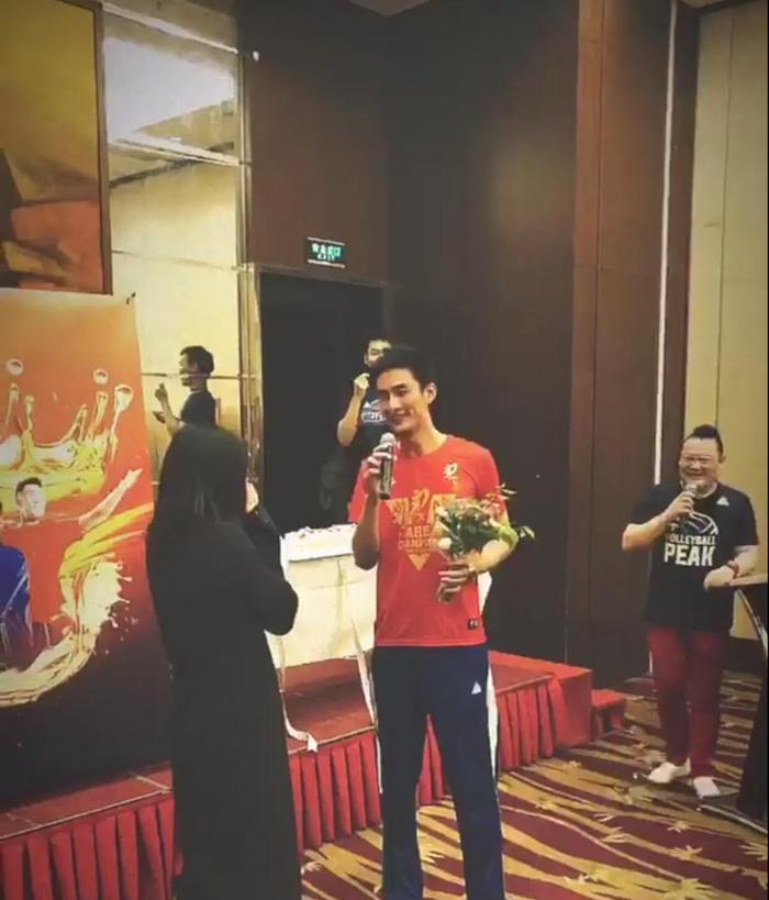 排坛又一对国手夫妻诞生！男排帅哥夺冠夜害羞求婚，都曾有婚史