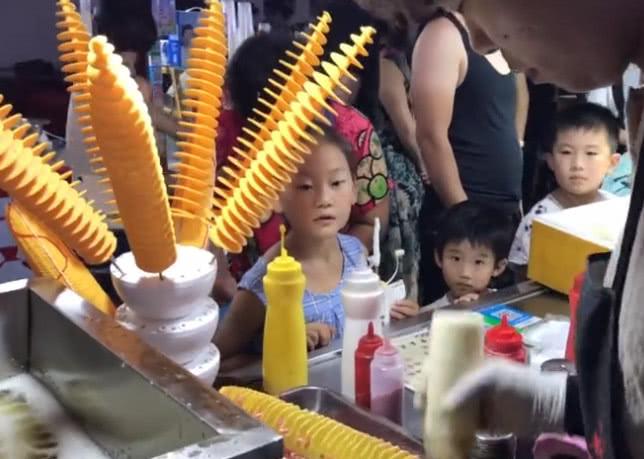 街边油炸土豆棒，均匀切割，八种口味选择一晚上就能卖出上百串！