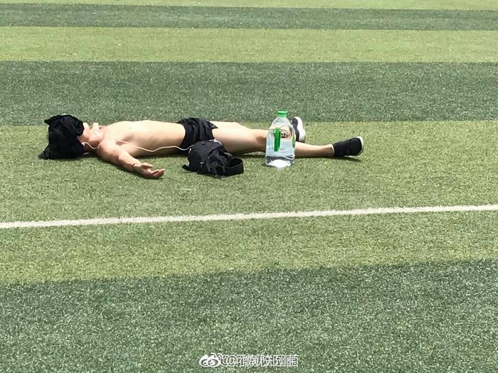 厉害了！郑州一高校男生裸躺在操场晒日光浴<span class=