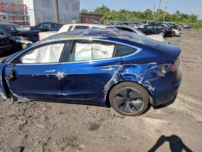 特斯拉Model 3首撞！车都稀碎了但人没受重伤