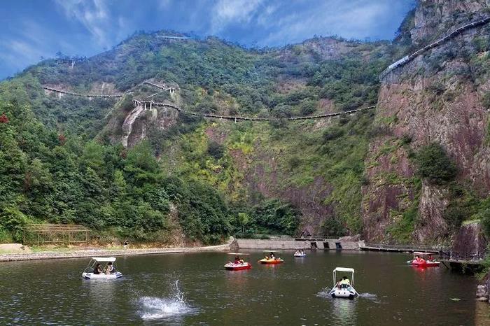 江浙沪唯一的高山滑道漂流，从山顶呼啸而下，400米落差的刺激感