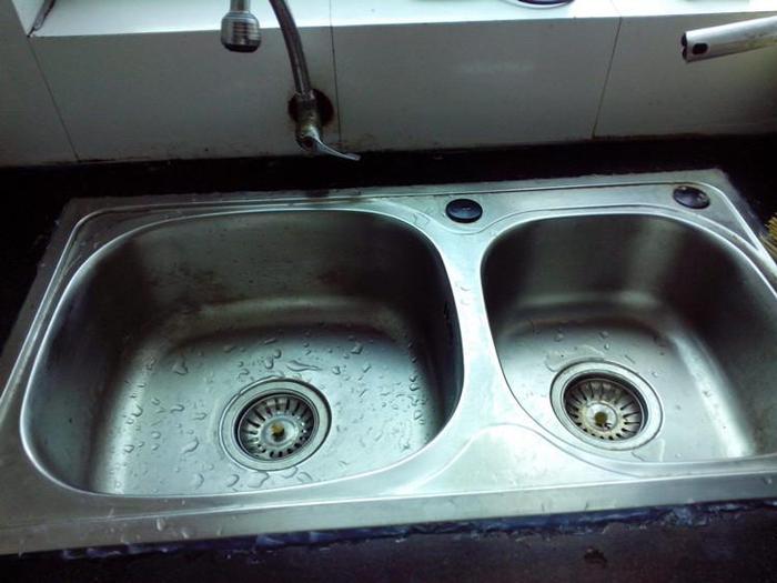 厨房水槽上为什么有个洞？洗了10年碗才知有这好处，后悔不知道！