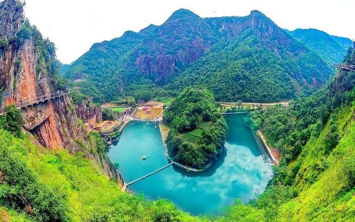 江浙沪唯一的高山滑道漂流，从山顶呼啸而下，400米落差的刺激感