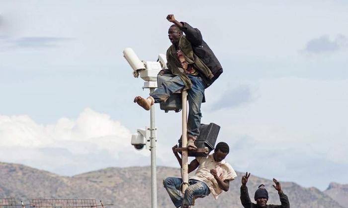 非洲难民翻越6米高的铁丝网偷渡, 只为逃离自己的国家