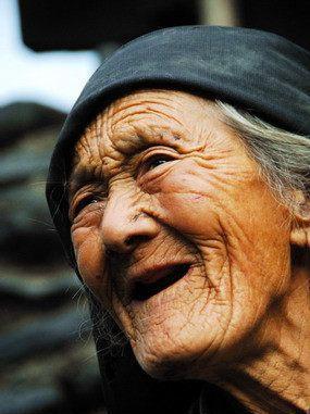 镜头: 藏族76岁贫困老太, 每天背柴50斤却常带微笑