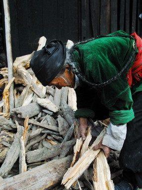 镜头: 藏族76岁贫困老太, 每天背柴50斤却常带微笑