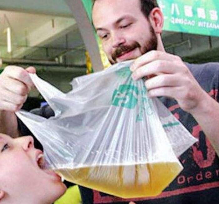 为什么在青岛买散称啤酒时，一定要用塑料袋装？