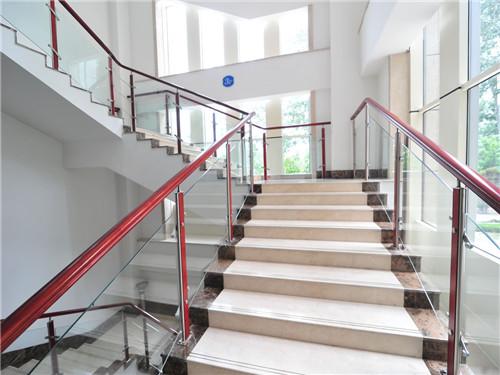 自建房中楼梯扶手使用什么样的材料效果更好？