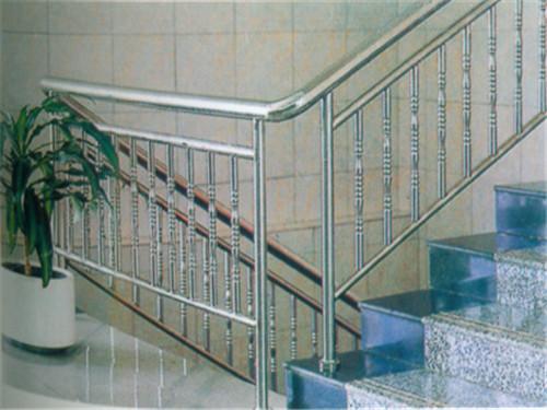 自建房中楼梯扶手使用什么样的材料效果更好？