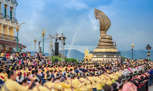 泰国女星Prang亮相娜迦神祭祀活动，成为祭祀娜迦神献舞者