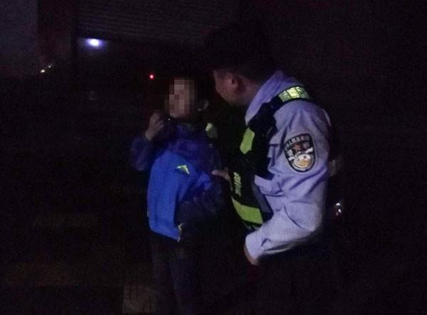 汉滨巡警雨夜连续救助两名群众