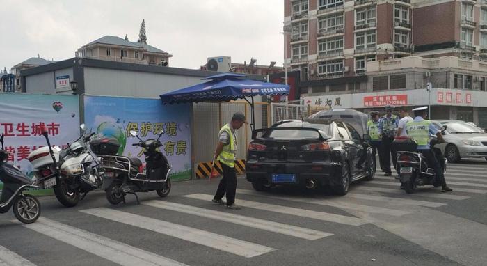 南通大饭店路口，交警围上一三菱：“小伙子，翼神不能这么改啊”