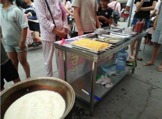 小两口菜市场摆摊卖土豆，一串十片很多人买，月入上万绰绰有余