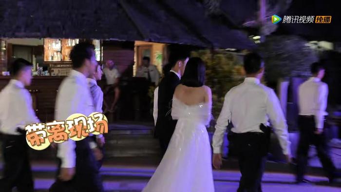 黄景瑜和宋茜拍结婚戏, 被强行戴上手铐的两人反差萌, 简直笑哭!