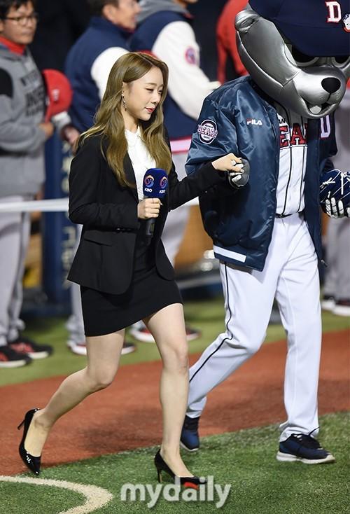 宇宙少女成员俞琏静演唱棒球比赛开场国歌