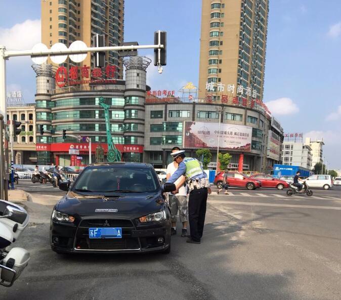 南通大饭店路口，交警围上一三菱：“小伙子，翼神不能这么改啊”