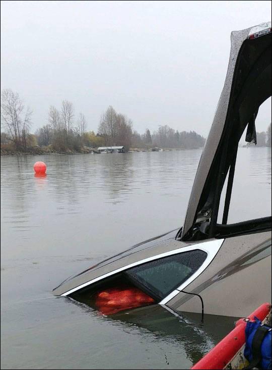 不义之财不可取！一辆被偷来的特斯拉Model S，在河里被发现了