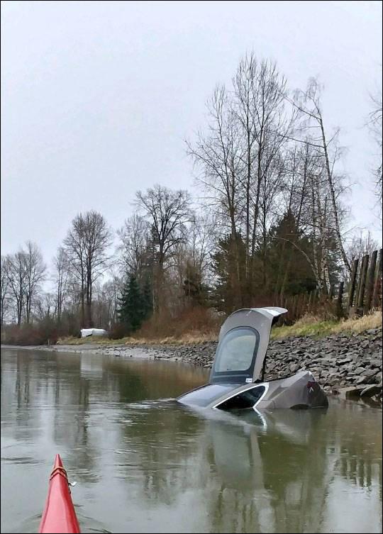 不义之财不可取！一辆被偷来的特斯拉Model S，在河里被发现了