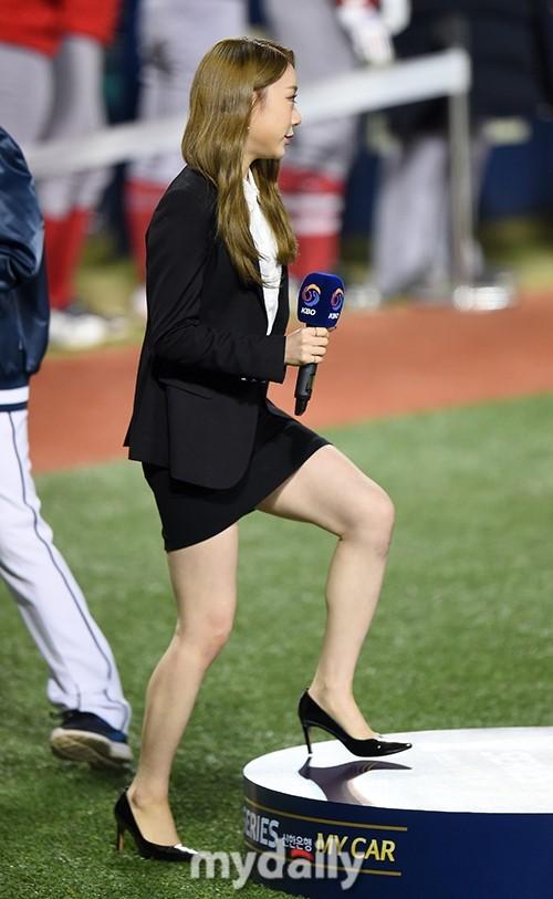 宇宙少女成员俞琏静演唱棒球比赛开场国歌