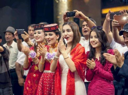 中国唯一纯白种人，美女很多但不与外人通婚，位于四个国家的交界