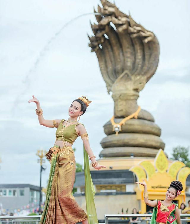 泰国女星Prang亮相娜迦神祭祀活动，成为祭祀娜迦神献舞者