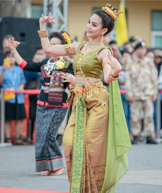 泰国女星Prang亮相娜迦神祭祀活动，成为祭祀娜迦神献舞者