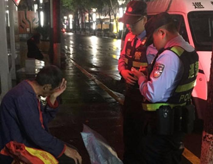 汉滨巡警雨夜连续救助两名群众