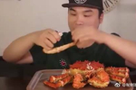 韩国大胃王donkey终于舍得吃海鲜了,超大只帝王蟹连壳都给吃了!
