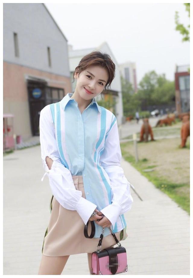 刘涛亮相活动！身穿旗袍娇艳大方，40岁的她美得像花季少女