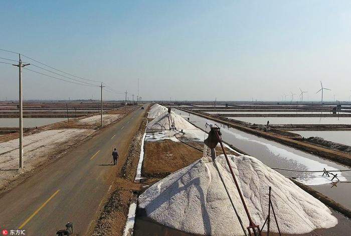 白花花的盐山！全国最大海盐生产基地开始春季扒盐