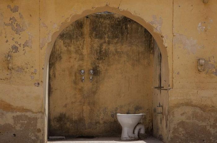 在印度上厕所都不用区分男女吗？说出来你都不敢相信