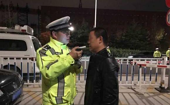 温馨提醒: 查车时交警用手摸这个地方, 可能前面有一队交警在等你