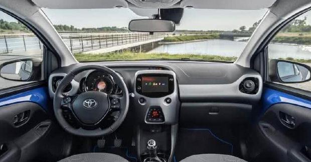 何必看本田飞度？测评2018款全新丰田Aygo紧凑型小车，足够时尚