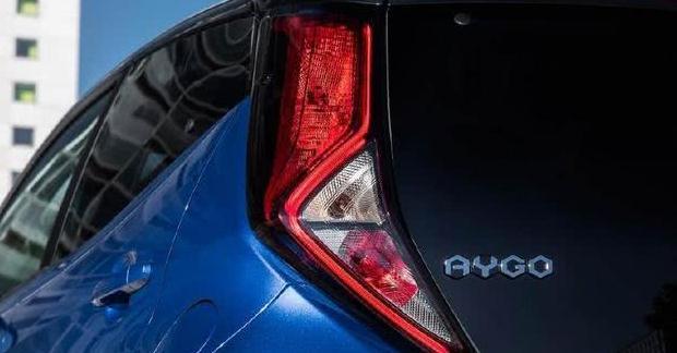 何必看本田飞度？测评2018款全新丰田Aygo紧凑型小车，足够时尚
