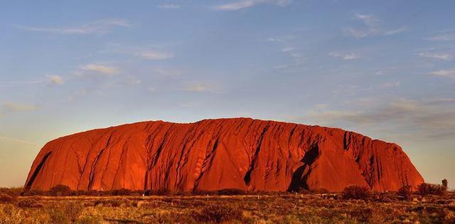 澳大利亚的象征性的景点大红岩“闭门谢客”
