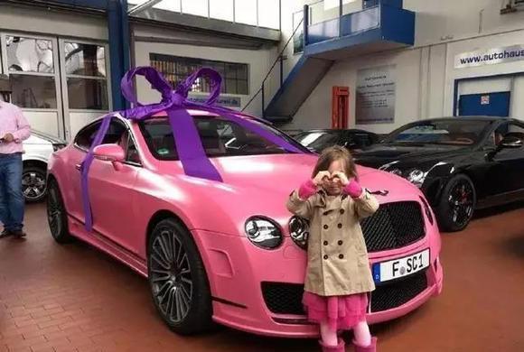 小女孩生日获赠百万宾利, 父亲仅在车头留下了一行字