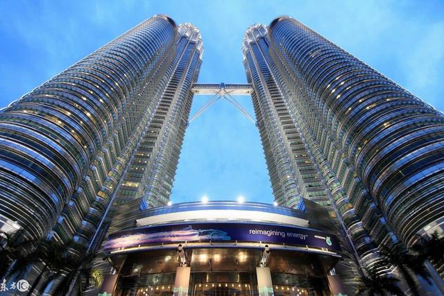 摩天楼 真实的蜘蛛人！徒手攀上世界最高摩天楼，旅行者值得一去！！