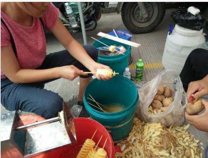 小两口菜市场摆摊卖土豆，一串十片很多人买，月入上万绰绰有余