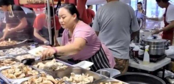 中国夫妻在外国卖煎饺，网友：这厨艺真给国人争脸，再贵也要吃