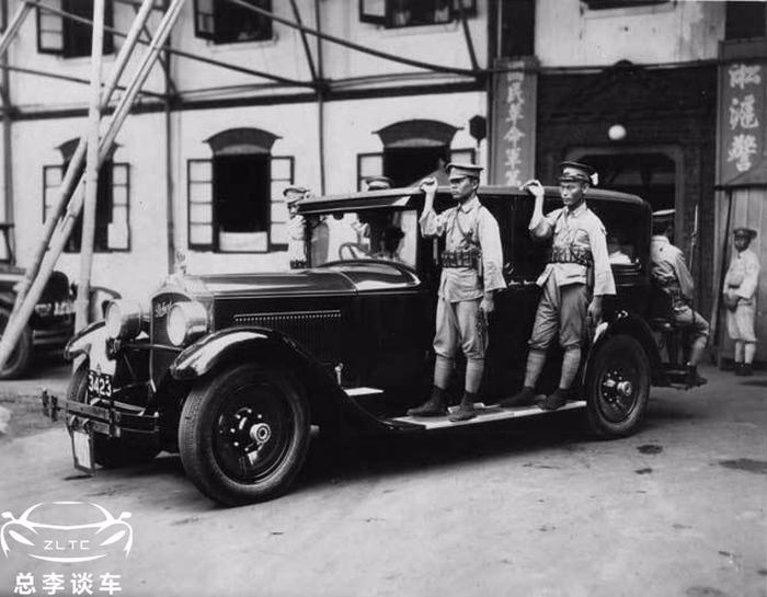 中国第一辆私人定制防弹车，车门上有张字，车上配重机枪和望远镜