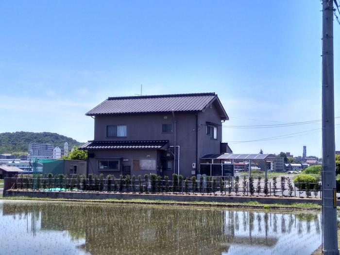 实拍日本民居: 蓝天下临水别墅, 独栋百平方米价约两百万