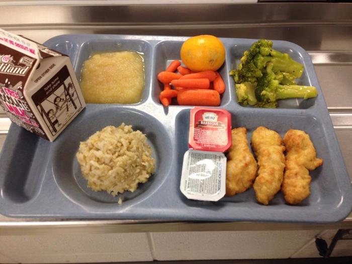 $3.75一份的午餐，美国学校的大锅饭长啥样？