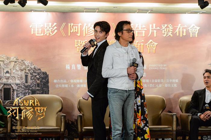 《阿修罗》香港举办发布会吴磊、梁家辉、刘嘉玲现场跳“三头舞”
