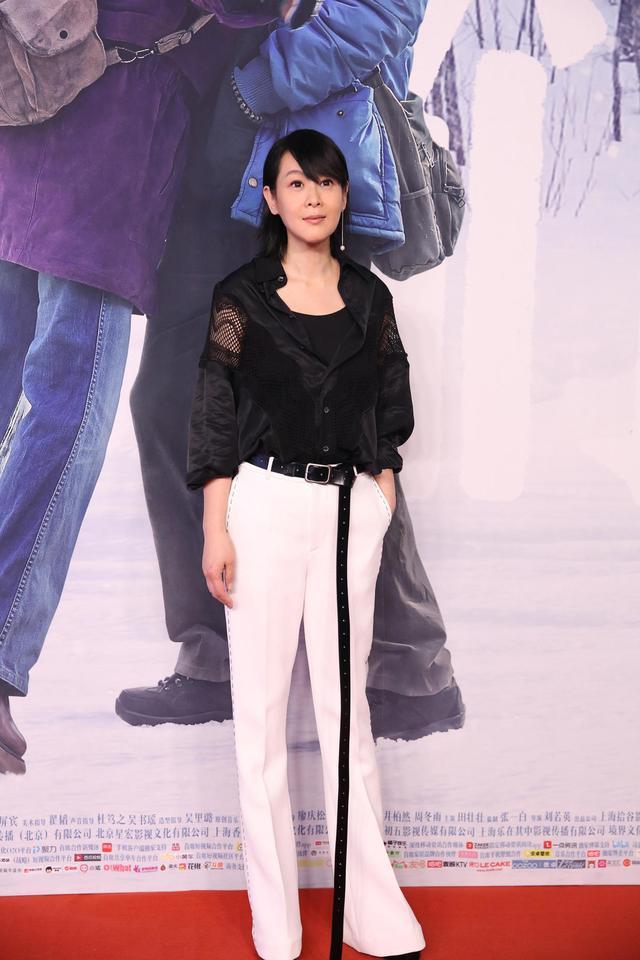 49岁刘若英真是不老女神，短发搭配黑色上衣+白色西裤，时髦减龄