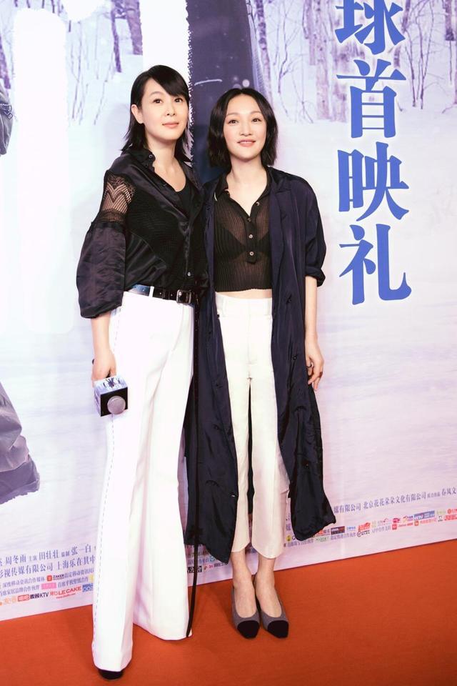 49岁刘若英真是不老女神，短发搭配黑色上衣+白色西裤，时髦减龄