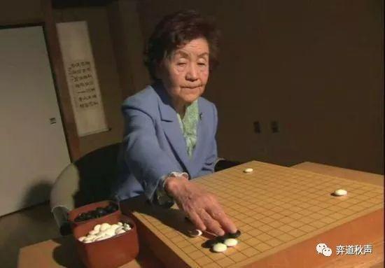 谁才是围棋界真正的神话？ 杉内寿子近92岁依然朝气蓬勃取胜局