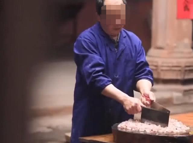 江西非遗美食“兴国鱼丝”，一团鱼肉摊得比纸薄，一般人都做不来