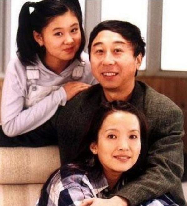 冯巩“女儿”长大了，结了婚还有孩子，她的老公大家很熟悉！